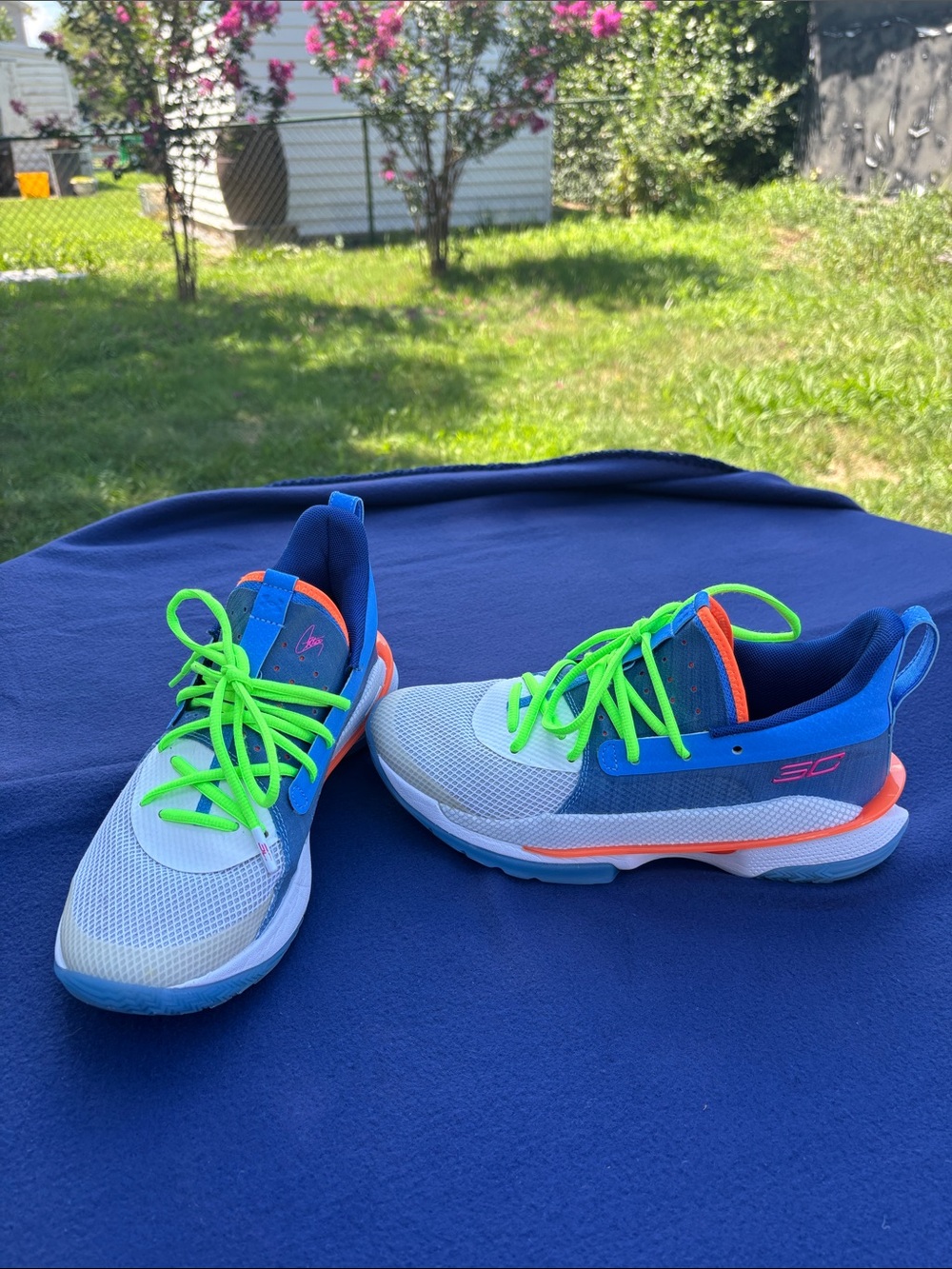 Under Armour Curry7 Super Soaker. Vibrant blue and orange Colorway.Unisex